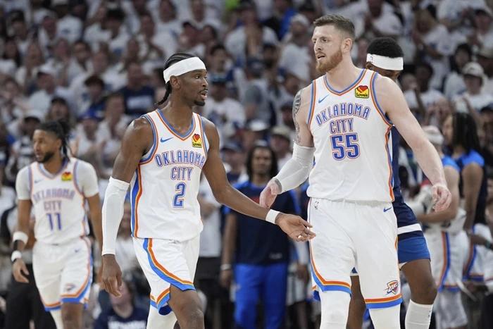 ภาพนี้แสดงชื่อทีมวอลเลย์บอลชาติไทย "ธันเดอร์ ขึ้นแท่น 3-1 เอสจีเอ" ในช่วงเฉลิมฉลองชัยชนะ.