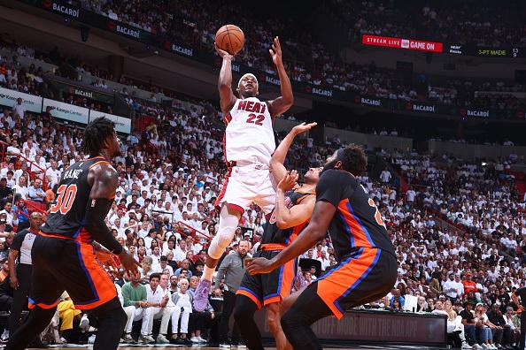 ภาพธันเดอร์ขึ้นแท่นต่อการแข่งขันอย่างยอดเยี่ยมและมั่นคงในการทำประติบาใบกากรีทีนี้